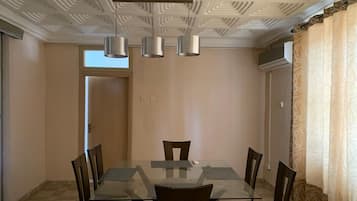 Luksusvilla | Spiseområde på rommet