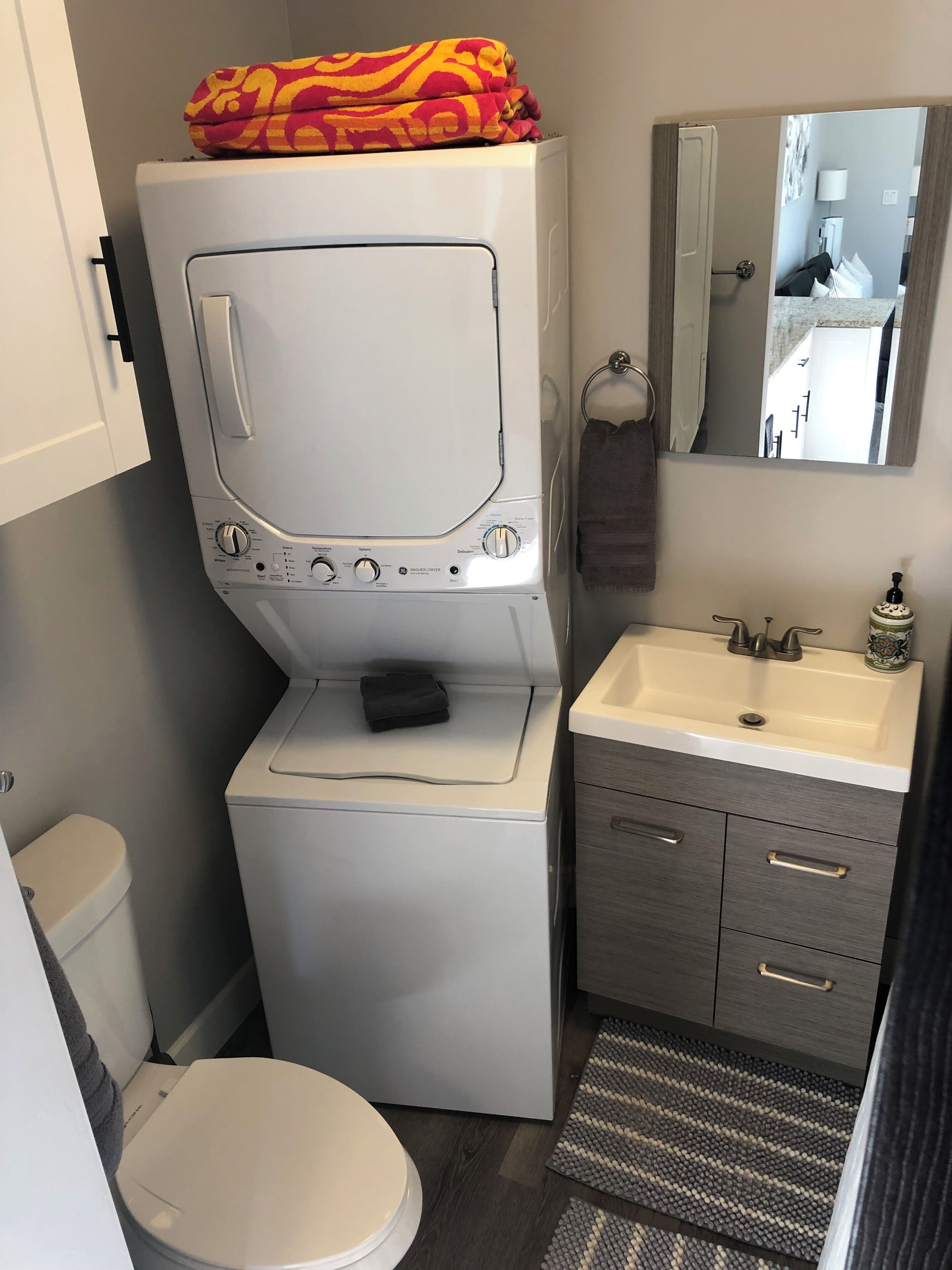 Hiustenkuivaaja, pyyhkeet, saippua, vessapaperi