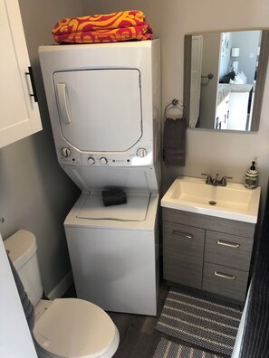 Haartrockner, Handtücher, Seife, Toilettenpapier