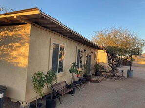 Terrace/patio - Unique 1-bdrm guesthouse with 24hr access to Pool & Jacuzzi (Phoenix)