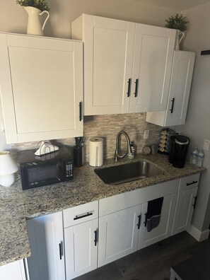 Fridge, microwave, oven, coffee/tea maker - Unique 1-bdrm guesthouse with 24hr access to Pool & Jacuzzi (Phoenix)