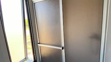 Rom – classic | Bad | Dusj, hårføner, håndklær og såpe