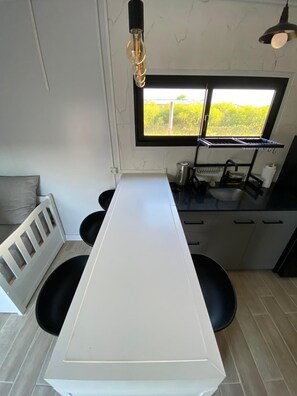 クラシック ルーム | 専用キッチン | 大型冷蔵庫、オーブン、コンロ、調理器具と食器