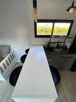 Refrigerador con freezer, horno, placa de cocina, utensilios de cocina