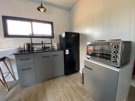 Refrigerador con freezer, horno, placa de cocina, utensilios de cocina