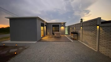 Quarto clássico | Área de estar | Smart TV 42 polegadas com canais digitais, filmes pagos