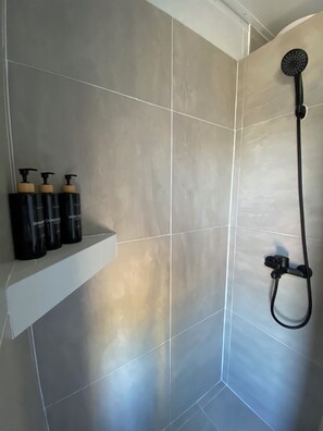 Quarto clássico | Banheiro | Chuveiro, secador de cabelo, toalhas de banho, sabonete