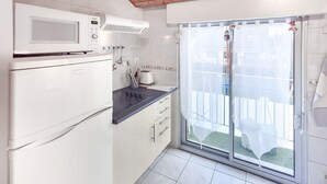 Coffee/tea maker, fridge, microwave, oven - Cozy apartment in Larmor-plage with WiFi (Larmor-plage)