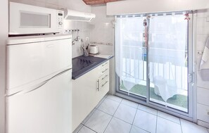Fridge, microwave, oven, stovetop - Cozy apartment in Larmor-plage with WiFi (Larmor-plage)