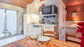 Coffee/tea maker, fridge, microwave, oven - Cozy apartment in Larmor-plage with WiFi (Larmor-plage)