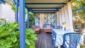 Outdoor dining - Cozy apartment in Larmor-plage with WiFi (Larmor-plage)