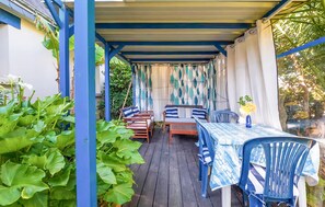 Outdoor dining - Cozy apartment in Larmor-plage with WiFi (Larmor-plage)