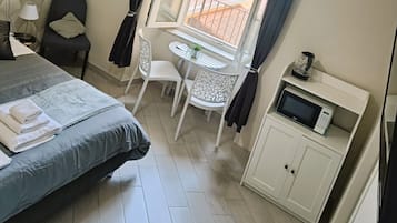 Camera doppia, vista cortile | Una scrivania, postazione laptop, ferro/asse da stiro, Wi-Fi gratuito