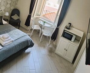 Camera doppia, vista cortile | Una scrivania, postazione laptop, ferro/asse da stiro, Wi-Fi gratuito