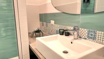 Doppelzimmer, Blick auf den Innenhof | Badezimmer | Dusche, Haartrockner, Handtücher, Seife