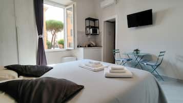 Comfort Studio, Courtyard View | Desk, laptop workspace, iron/ironing board, free WiFi