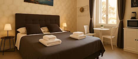 Double Room, Courtyard View | Meja, ruang kerja komputer riba, seterika/papan seterika, Wi-fi percuma