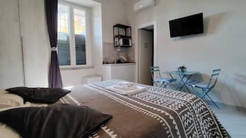 Camera doppia, vista cortile | Una scrivania, postazione laptop, ferro/asse da stiro, Wi-Fi gratuito