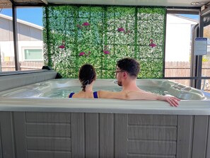 Indoor spa tub -  *Family & Dog Friendly* Heated Pool, Hot Tub, Game Room, 2 Kings*Boutique Style (Bradenton)