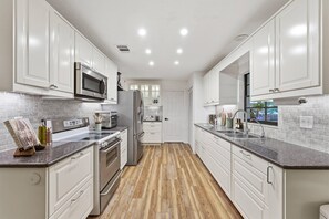 Fridge, microwave, oven, stovetop -  *Family & Dog Friendly* Heated Pool, Hot Tub, Game Room, 2 Kings*Boutique Style (Bradenton)