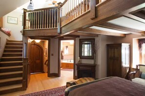 2 bedrooms, desk, iron/ironing board, free WiFi - Windows on the Stream Suite at French Country Manor B&B (New Providence)