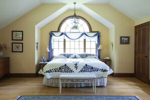 2 bedrooms, iron/ironing board, WiFi, bed sheets - Secret Garden Suite at French Country Manor B&B (New Providence)