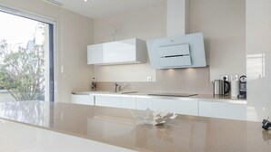 Wasserkocher mit Kaffee-/Teezubehör, Kühlschrank, Mikrowelle, Ofen
