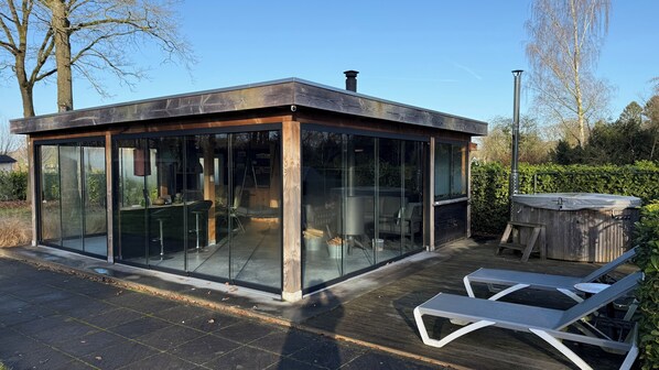 Terrace/patio - Detached chalet with hot tub and heated pool (Heino)