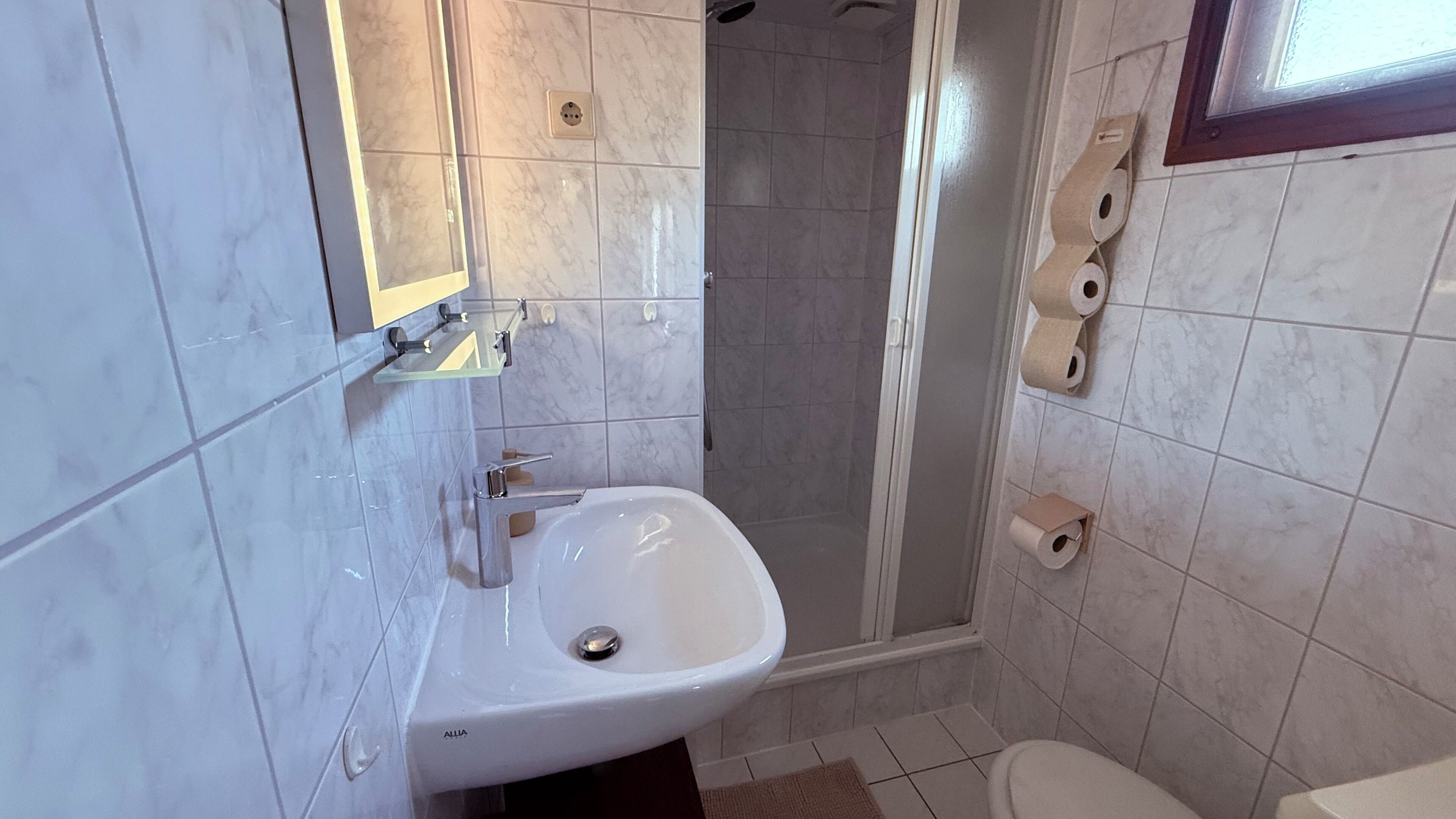 Dusch, hårtork, handdukar och tvål