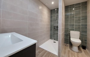Shower, hair dryer - 1 bedroom lovely home in Verteuil-sur-Charente (Verteuil-sur-Charente)