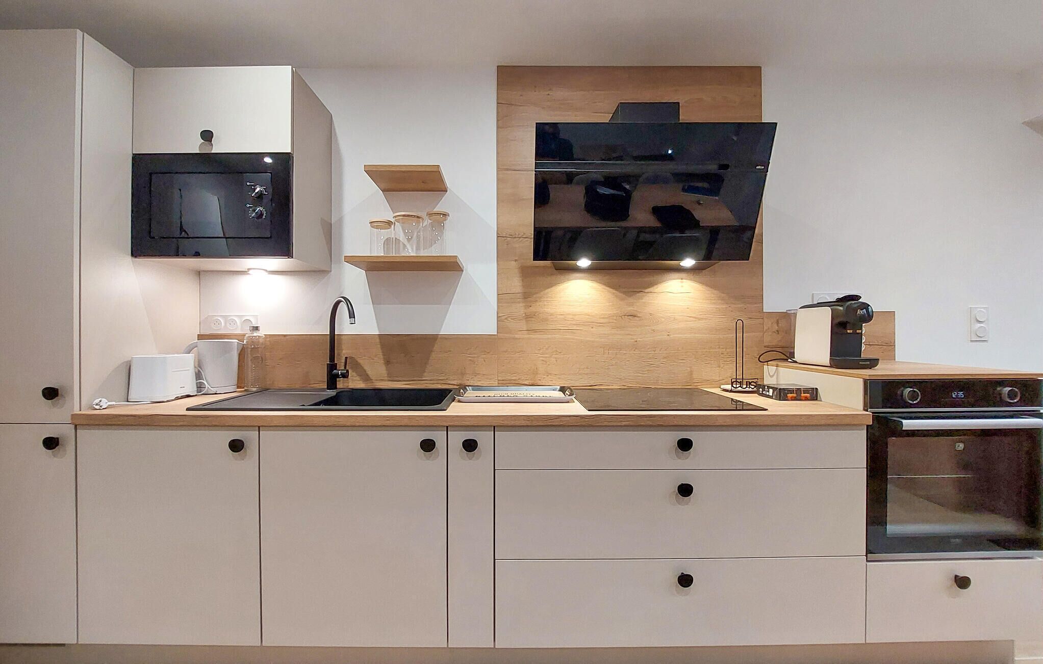 Refrigerador, horno, parrilla de estufa y cafetera y tetera 