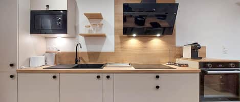 Refrigerador, horno, parrilla de estufa y cafetera y tetera