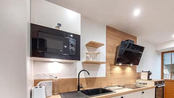 Kjøleskap, ovn, kokeplater og kaffetrakter/tekoker