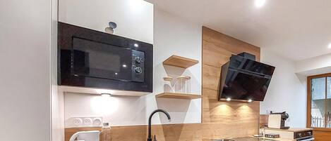 Kjøleskap, ovn, kokeplater og kaffetrakter/tekoker