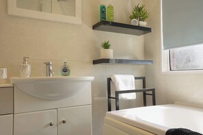 淋浴设施、洗发水