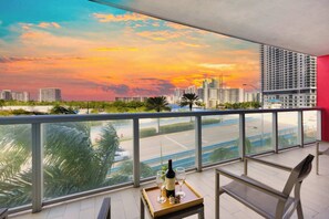 Property grounds - Beachside 2BR Escape w/ Pool Hallandale (Hallandale Beach)