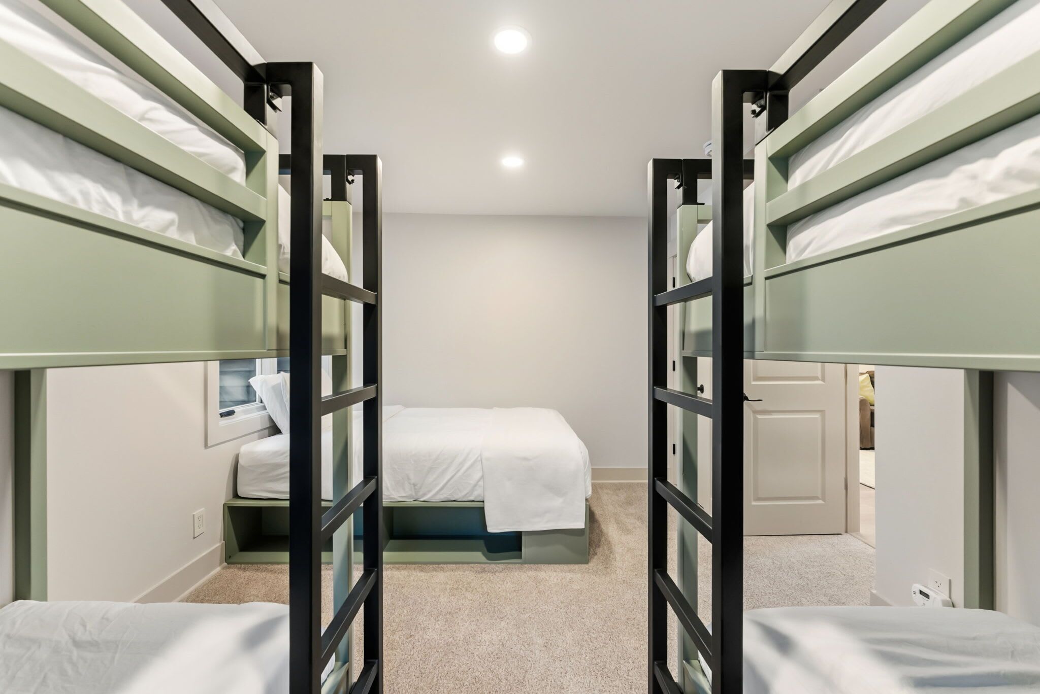 Desk, WiFi, bed sheets