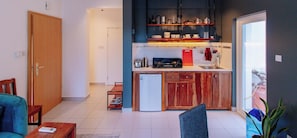 Departamento de diseñador, 1 habitación, vista al jardín, planta baja | Cocina privada | Cafetera y tetera, tetera eléctrica y utensilios de cocina