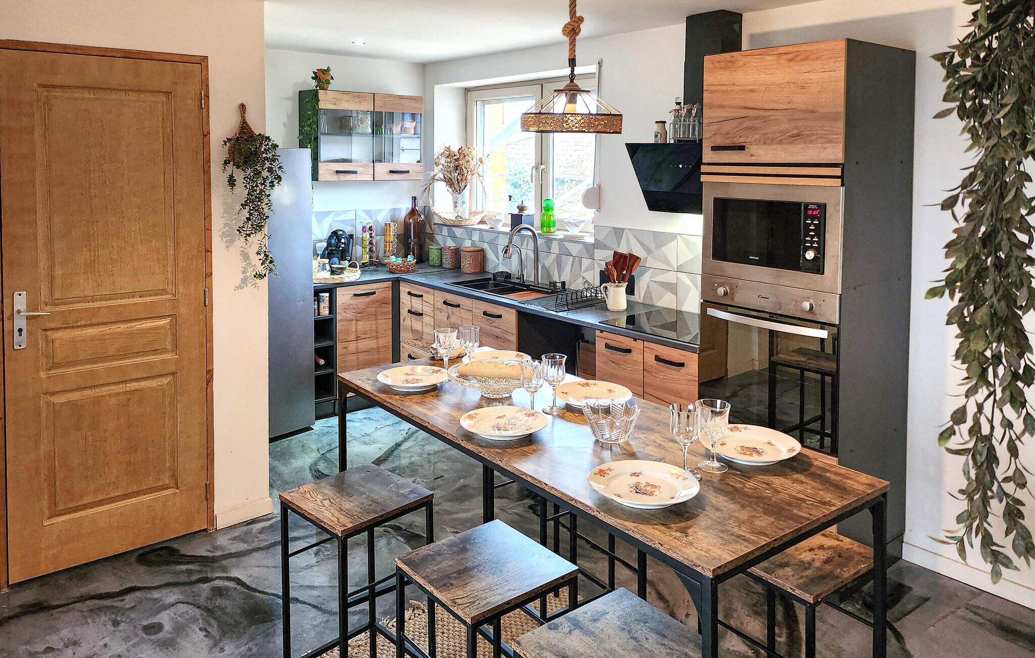 Kjøleskap, ovn, kokeplater og oppvaskmaskin