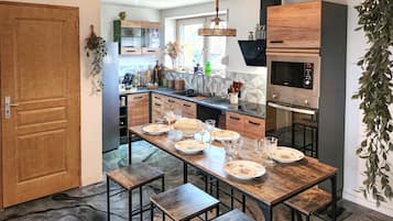 Fridge, oven, stovetop, dishwasher