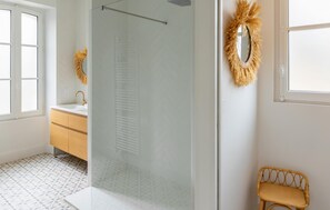 A bathroom with a shower, a sink, and a mirror. - Villa d'exception bord de mer (Noirmoutier en l'île)
