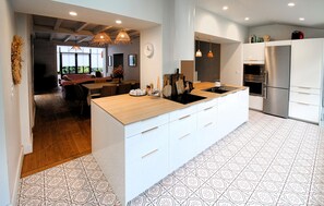 Refrigerador, horno, parrilla de estufa y lavavajillas