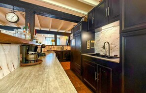 Fridge, microwave, oven, stovetop - Villa de charme avec piscine (Les Hauts-d'Anjou)