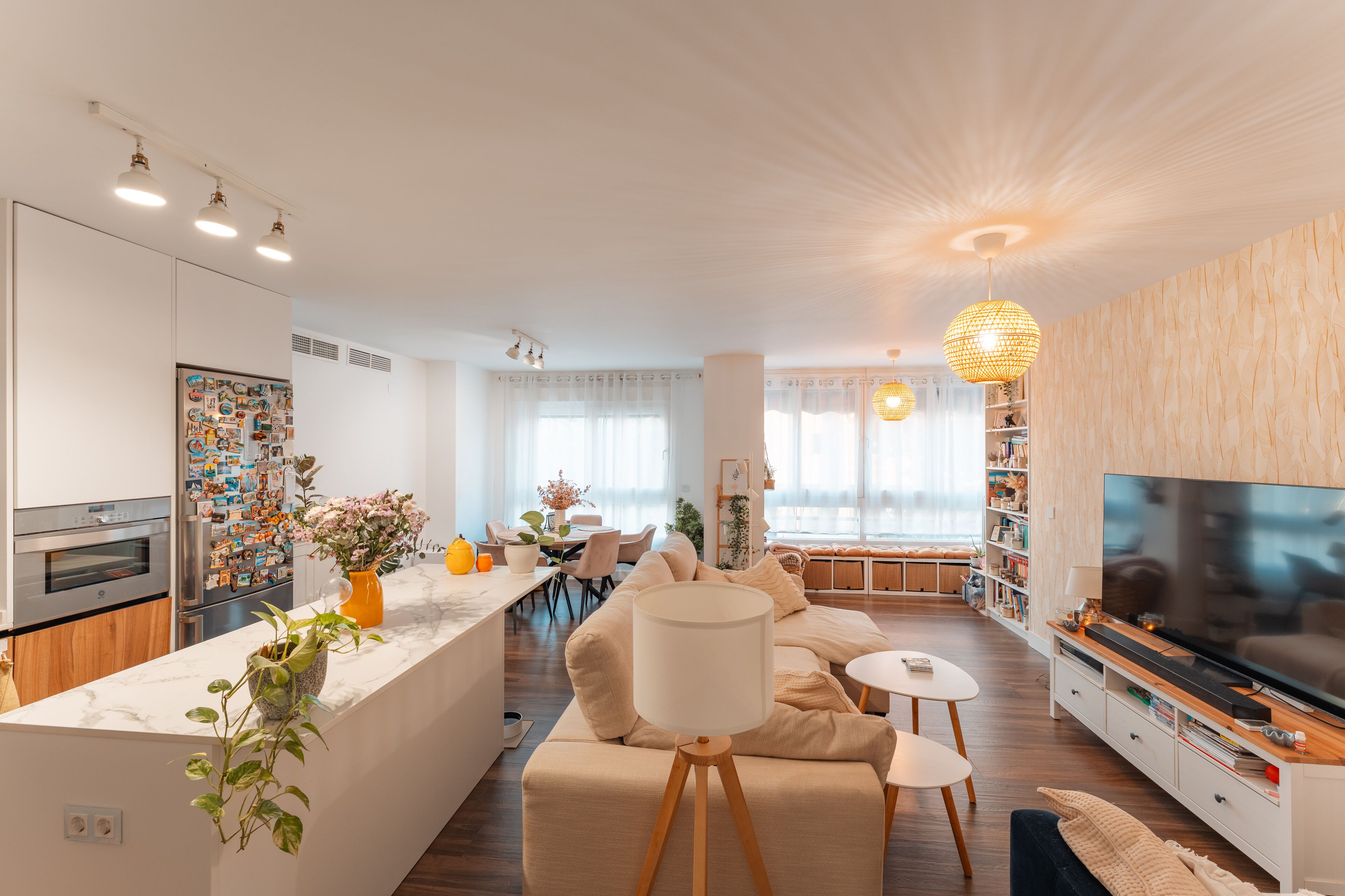 Een smart-tv, boeken en een stereo