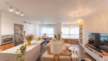 Een smart-tv, boeken en een stereo