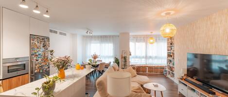 Smart-TV, bøker og stereoanlegg