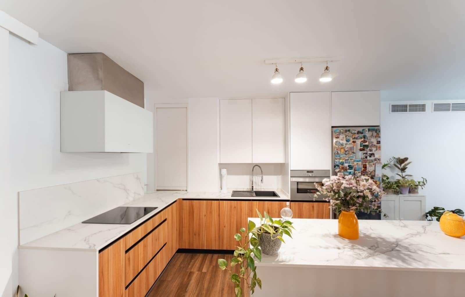 Een koelkast, een magnetron, een oven, een kookplaat