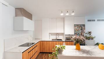 Een koelkast, een magnetron, een oven, een kookplaat