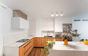 Een koelkast, een magnetron, een oven, een kookplaat