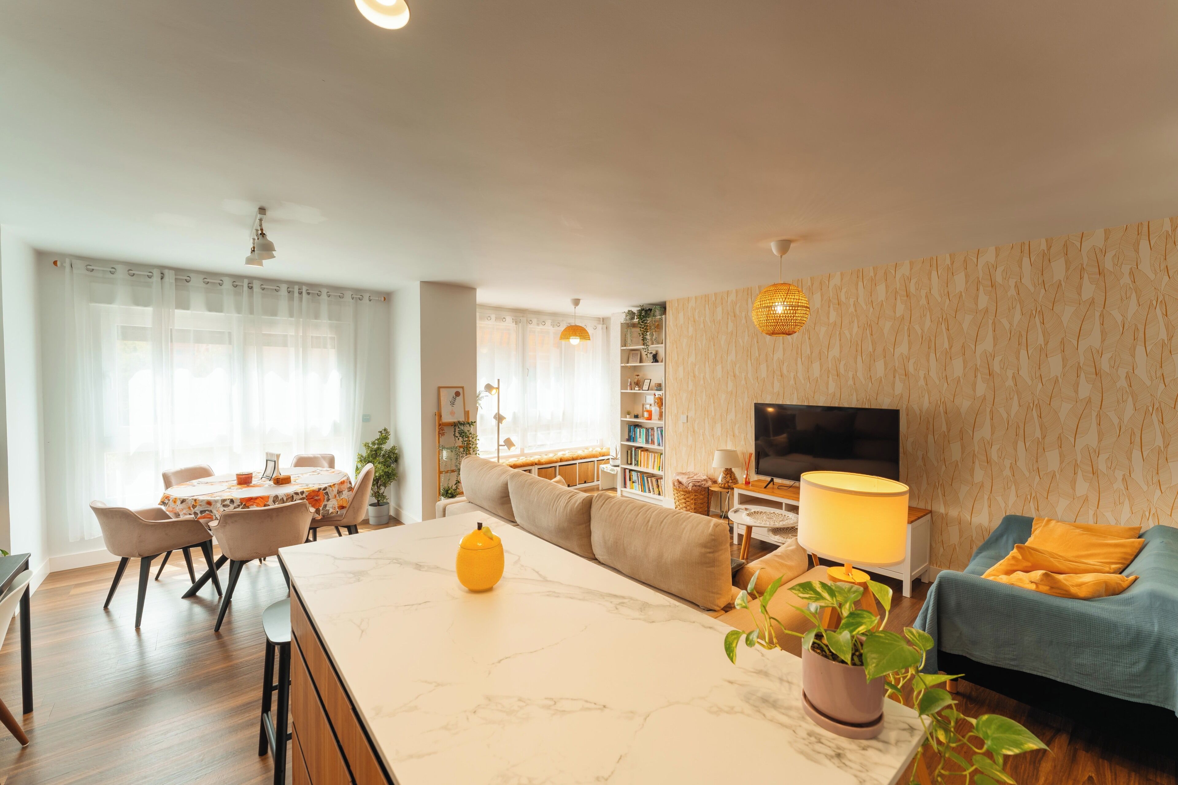 Smart TV, libri, impianto stereo, monitor per computer